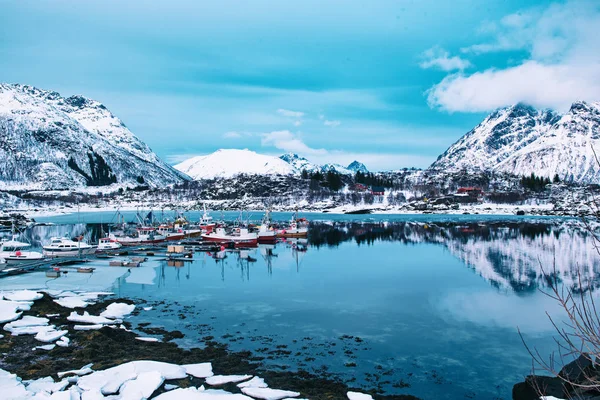 Взимку Норвегії озеро — стокове фото