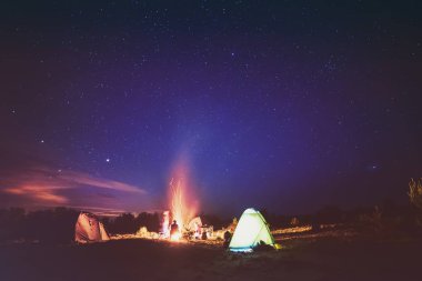 Yıldızlı gökyüzü altında kamp