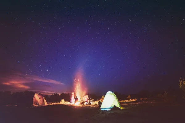 Campeggio sotto il cielo stellato — Foto Stock