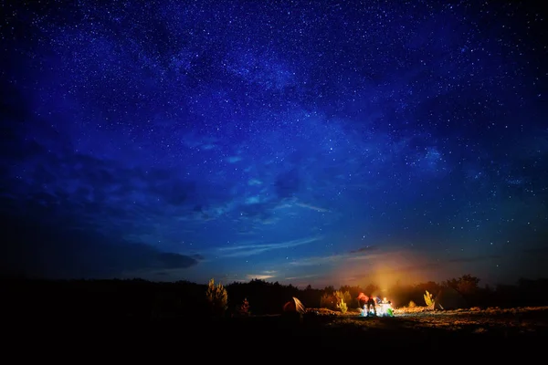 Zelten unter Sternenhimmel — Stockfoto