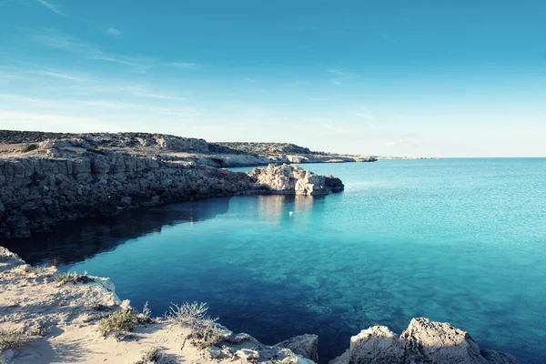 Mare costa rocciosa — Foto Stock