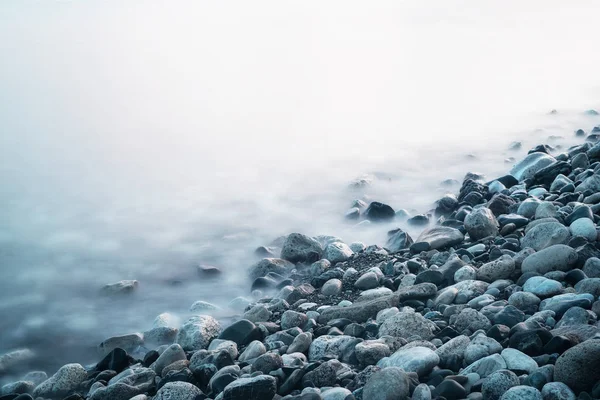 Riva del mare e onde — Foto Stock