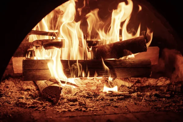 Şöminenin içinde ateş