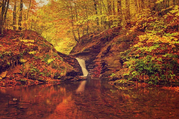 Jesienny wodospad górski — Zdjęcie stockowe