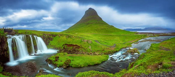 Kirkjufell hegy és vízesés — Stock Fotó