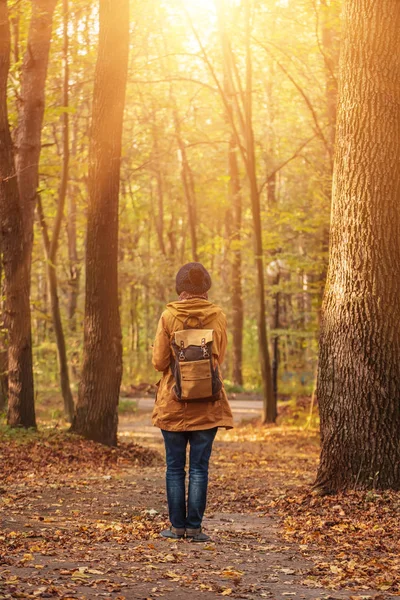 Ragazza hipster in un parco — Foto Stock