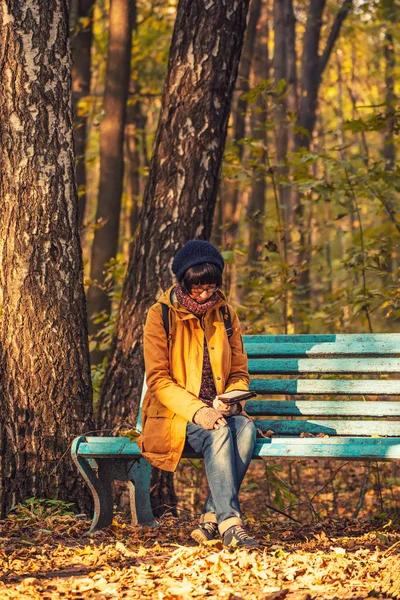 Hipster fille dans un parc — Photo