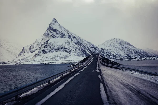 Estrada de inverno na Noruega — Fotografia de Stock