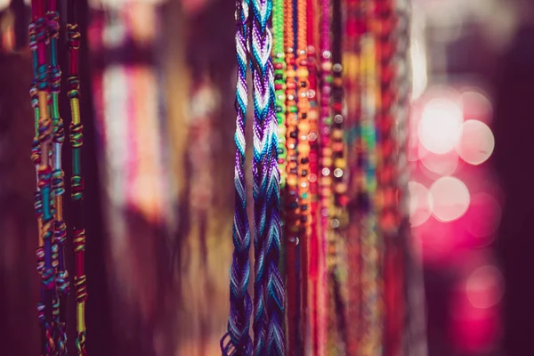 Kleurrijke gevlochten armbanden — Stockfoto