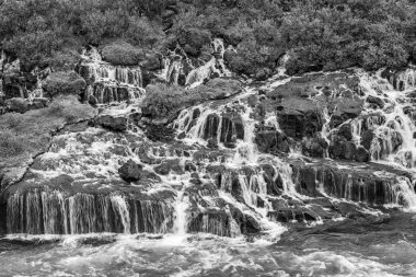 İzlanda 'daki Hraunfossar Şelaleleri