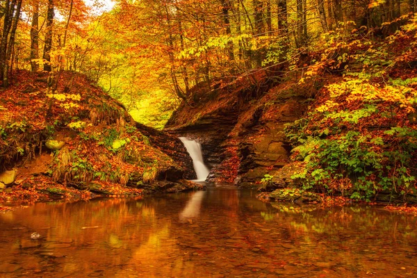 Herbstlicher Bergwasserfall — Stockfoto