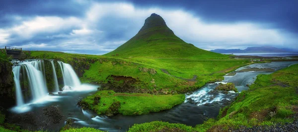 Kirkjufell hegy és vízesés — Stock Fotó