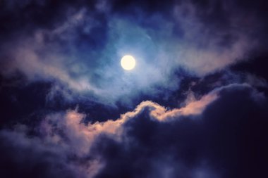 Karanlık gökyüzündeki ay.