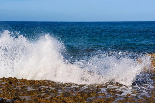 Salpicaduras de mar sobre rocas — Foto de Stock