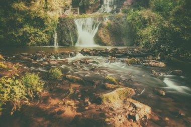 Yüksek dağ şelalesi