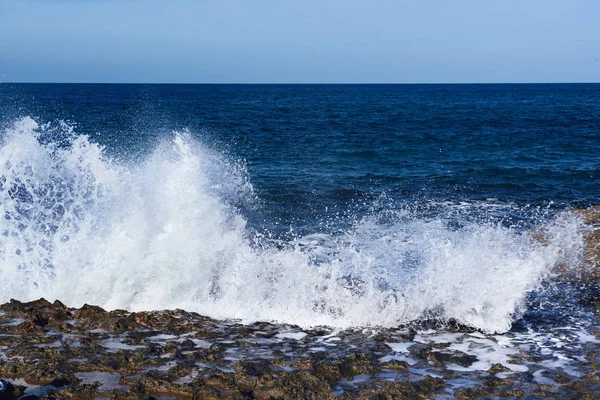 Kayalarda süzülen deniz — Stok fotoğraf