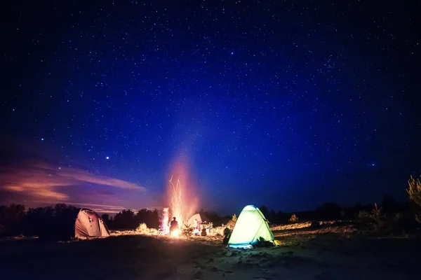 星の空の下でのキャンプ — ストック写真