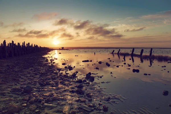 Gölde gün batımı