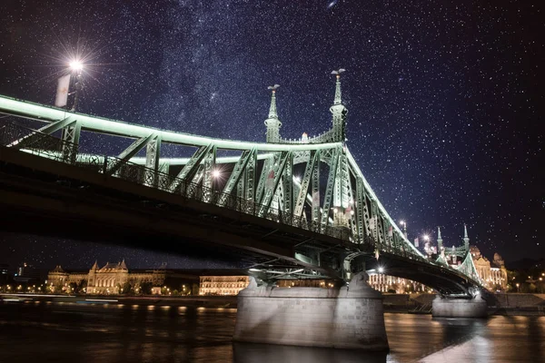 Міст Свободи на ніч в Будапешті — стокове фото