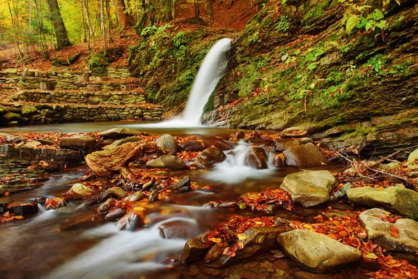 Outono cachoeira de montanha — Fotografia de Stock