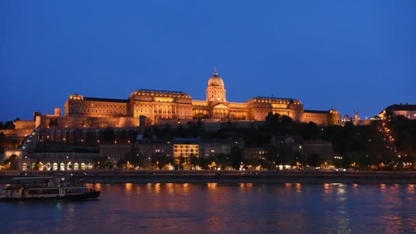 Budapest parlamentet på natten — Stockvideo