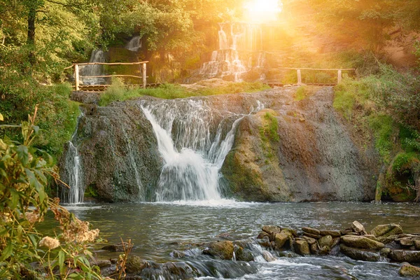 Cascada de alta montaña — Foto de Stock