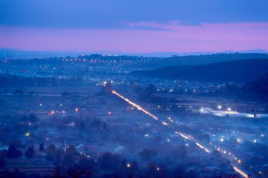 Sisli gece manzarası