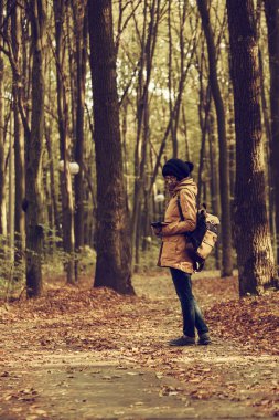 Parktaki hippi kız.