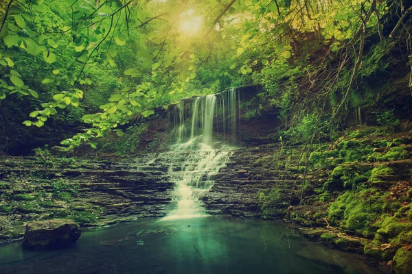 Cachoeira alta montanha — Fotografia de Stock