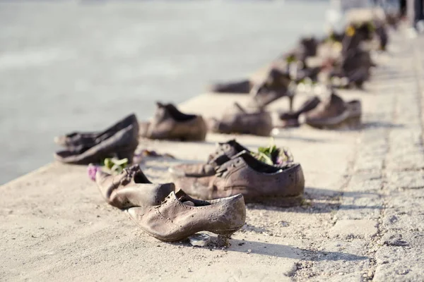 Boty na nábřeží Dunaje — Stock fotografie