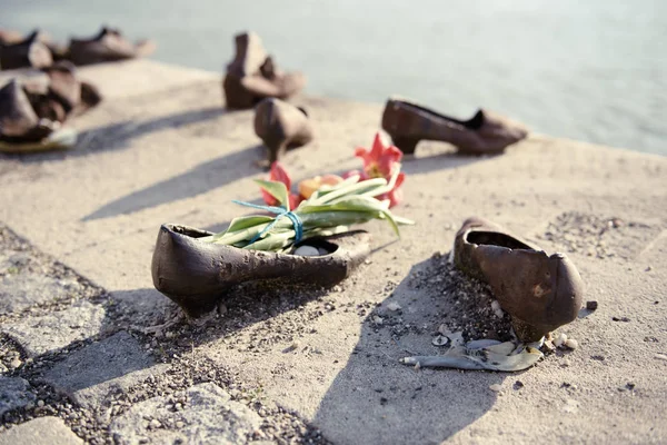 Zapatos en el terraplén del Danubio — Foto de Stock