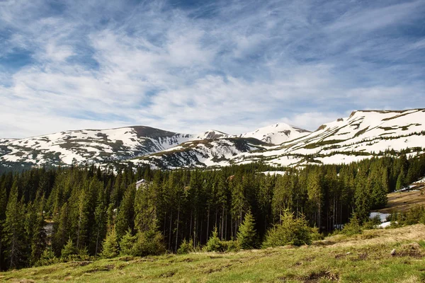 Montañas con nieve — Foto de Stock