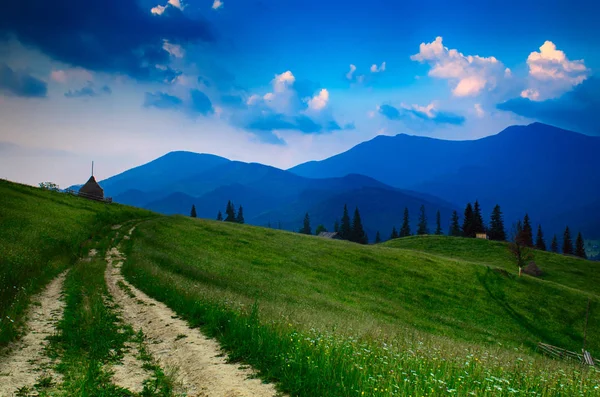 Letní horská krajina — Stock fotografie