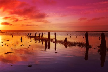 Gölde gün batımı