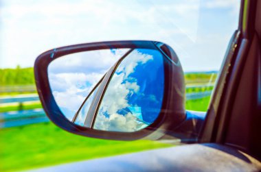 Bir araba yan ayna manzara