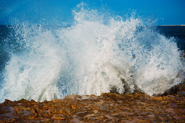Salpicaduras de mar sobre rocas —  Fotos de Stock