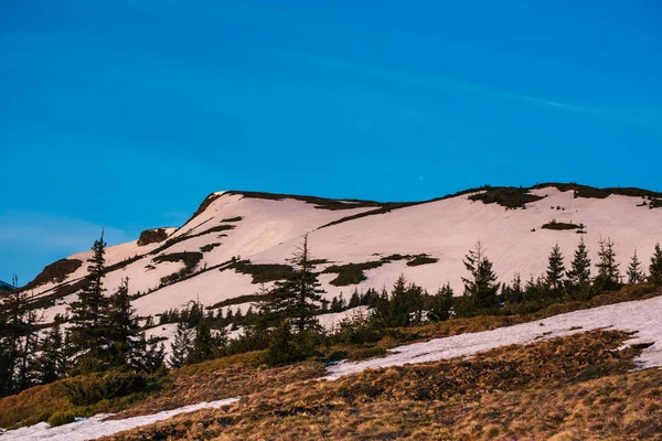 Montanhas com neve — Fotografia de Stock