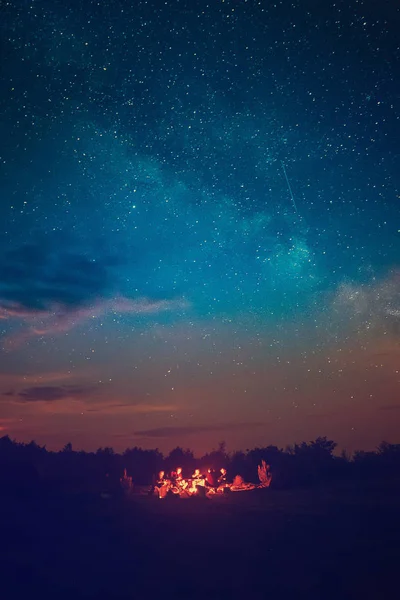 별 하늘 아래 캠핑 — 스톡 사진