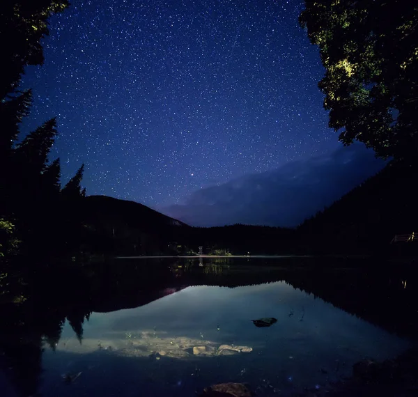 Lac de montagne la nuit — Photo