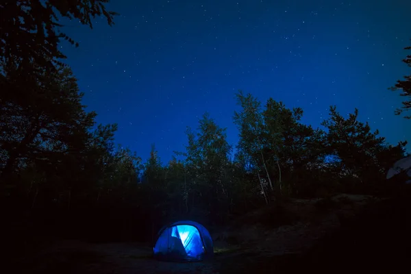 星の空の下でテント — ストック写真