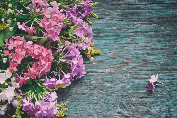 Flores de verano en el escritorio —  Fotos de Stock