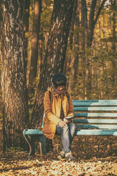 Hipster flicka i en park — Stockfoto