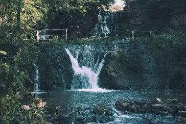 Yüksek dağ şelalesi