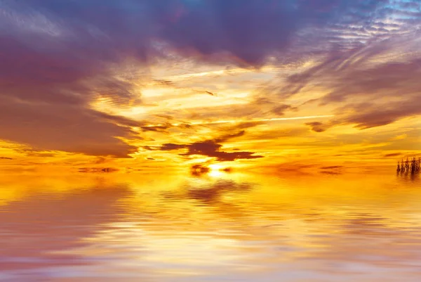 Fantástica puesta de sol en el mar —  Fotos de Stock