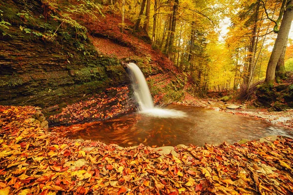 Outono cachoeira de montanha — Fotografia de Stock