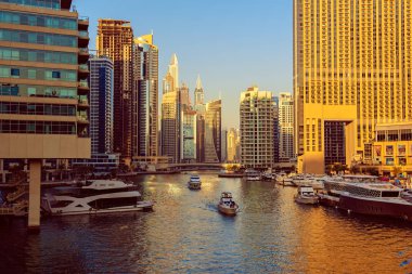 Gün batımında Dubai Marina