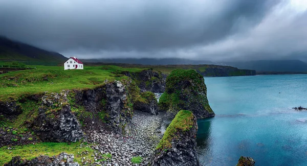 Lonely icelandic house — Stock Photo, Image