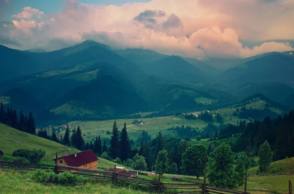 Paisagem de montanha dos Cárpatos — Fotografia de Stock