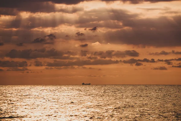 Soluppgång med båt — Stockfoto