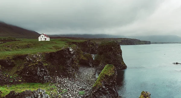 Casa icelandic solitária — Fotografia de Stock